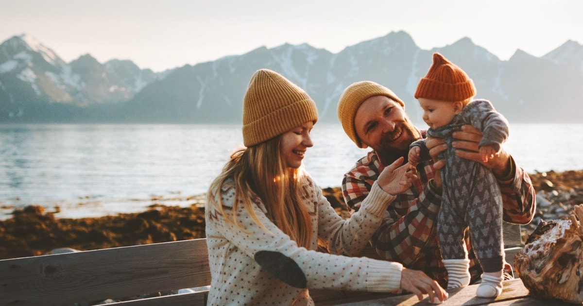 Familie, mor, far og barn, på brygge i Lofoten. Foto.