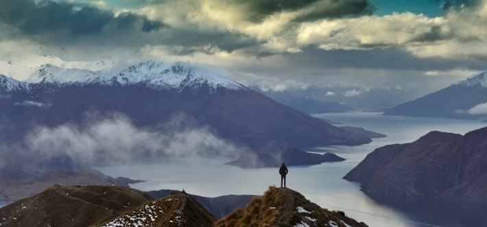 Utsikt over fjord og fjell i tåkedis